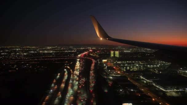 ジェット機はロサンゼルスLax空港に着陸する準備をしています 翼のあるポートホールビュー 高品質の4K映像 — ストック動画