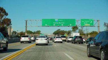 Los Angeles yakınlarındaki otoyolda giden araba görüntüsü. Kaliforniya, 14 Ekim 2023. Yüksek kalite 4k görüntü