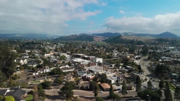 ワイドドローンは カリフォルニア州カリフォルニア州の丘の上に郊外の住宅地の区画ハウスを撮影しました 高品質の4K映像 — ストック動画