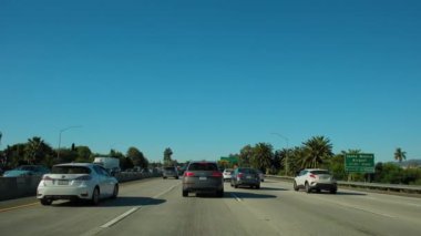Los Angeles yakınlarındaki otobanda geniş çaplı araç görüntüsü. Kaliforniya, 14 Ekim 2023. Yüksek kalite 4k görüntü