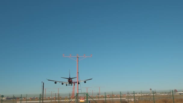 Aterragem Avião Aeroporto Durante Dia Movimento Lento Imagens Alta Qualidade — Vídeo de Stock