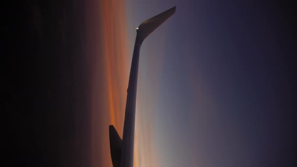 Skrzydło Czerwony Zachód Słońca Niebo Widok Pionowy Otworu Samolotu Zachód — Wideo stockowe