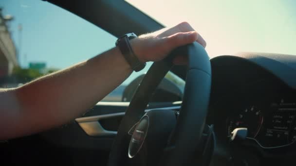 Arabayı Süren Adam Güneşli Bir Günde Direksiyona Karşı Yolun Arka — Stok video