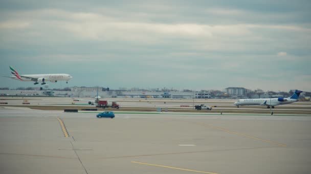 Літаки Приземляються Під Їжджають Воріт Міжнародного Аеропорту Орд Ohare Чикаго — стокове відео