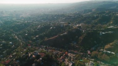 Los Angeles, California yakınlarındaki tepelerin ve dağların üzerinden geniş hava görüntüleri. Güneşli bir gün. Yüksek kalite 4k görüntü