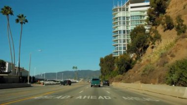 POV, Los Angeles yakınlarındaki otoyolda giden arabayı geniş açıdan görüyor. Kaliforniya, 14 Ekim 2023. Yüksek kalite 4k görüntü