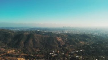 Güneşli bir günde Los Angeles, California yakınlarındaki tepelerin ve dağların üzerinden geniş drone atışı. Yüksek kalite 4k görüntü