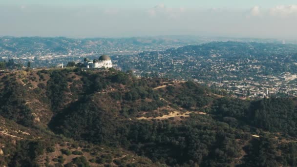 晴れた日にカリフォルニア州ロサンゼルス近くの丘や山の上のワイドドローン映像 高品質の4K映像 — ストック動画