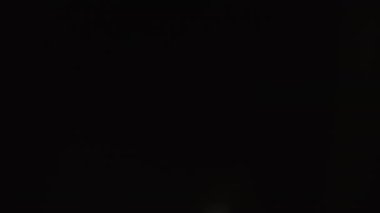 Hava aracının kanadında yanıp sönen hava seyrüsefer ışığı geceleri parlıyor. Yüksek kalite 4k görüntü