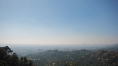 Los Angeles şehir merkezinin panoramik manzarası ve güneşli bir günde Kaliforniya 'nın tepeleri. Yüksek kalite 4k görüntü