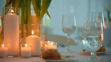 Lüks Restoran ziyafet masası, sofra takımları ve çatal bıçaklarla hazırlandı. Kamera görüntülerini oynat. Kapatın. Yüksek kalite 4k görüntü