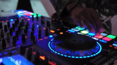 DJ Ses Karıştırıcısı 'nın bir etkinlikte yakın çekimi, müzik ekipmanı. Yüksek kalite 4k görüntü