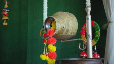 Hint Hindu düğününün geleneksel dekorasyon unsurlarına yakından bakın. Yüksek kalite 4k görüntü