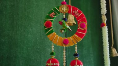 Hint Hindu düğününün geleneksel dekorasyon unsurlarını yakından çek. Yüksek kalite 4k görüntü