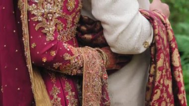 Geleneksel Hint düğünü gibi giyinmiş güzel kadın unsurları. Birlikte duran bir çift. Yakın çekim. Yüksek kalite 4k görüntü