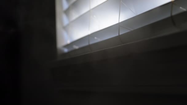 雾气来自超声波现代空气加湿器 在阳光下通过窗户 慢动作射击 高质量的4K镜头 — 图库视频影像