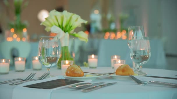Luxus Étterem Bankett Asztal Felállítva Tálalva Vacsora Evőeszközök Evőeszközök Esküvőn — Stock videók