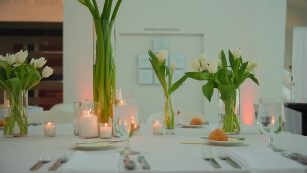 Luxury Restaurant Bankett Weißen Tisch Aufgedeckt Serviert Geschirr Und Besteck — Stockvideo