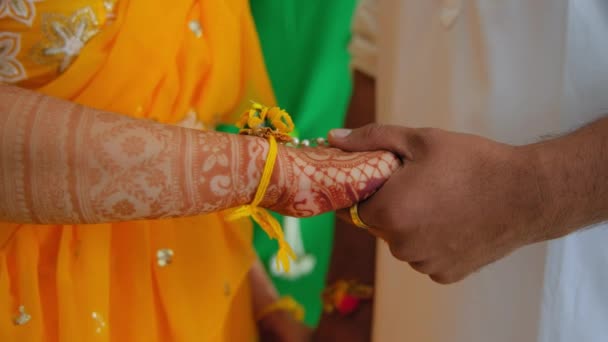 伝統的なインドのヒンドゥーの結婚式を着た女性の要素 一緒に立っているカップル クローズアップ 高品質の4K映像 — ストック動画