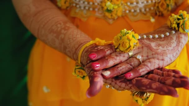Geleneksel Hint Düğününde Giyinmiş Kadın Elementlerinin Yakın Çekim Görüntüleri Yüksek — Stok video