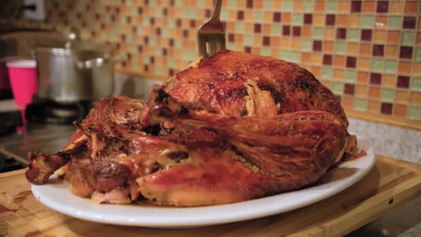 Gebratene Thanksgiving Truthahnspeise Mit Messer Während Des Abendessens Feiertag Hause — Stockvideo