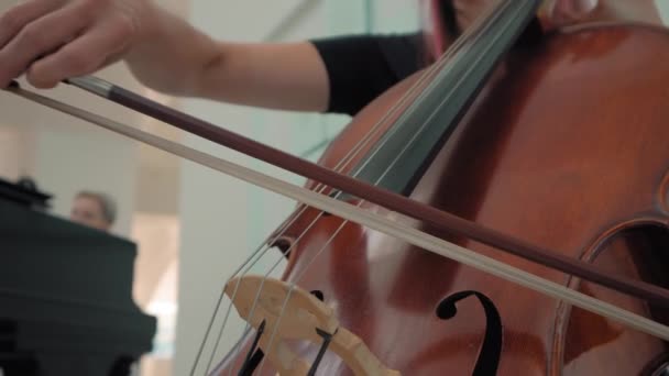 Close Shot Van Hand Van Vrouw Spelen Cello Orkest Muziekinstrumenten — Stockvideo