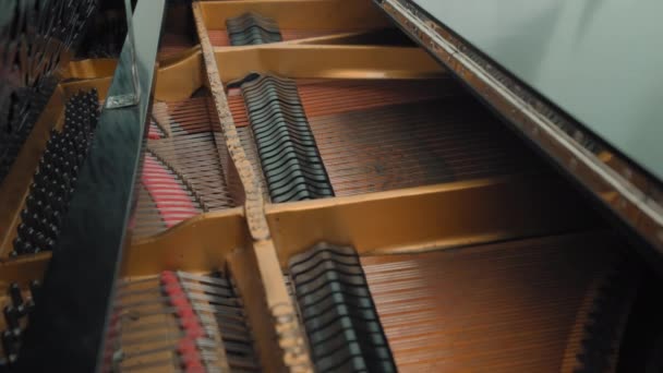 直立したピアノの内部のハンマーそして弦の近くの眺め 高品質の4K映像 — ストック動画