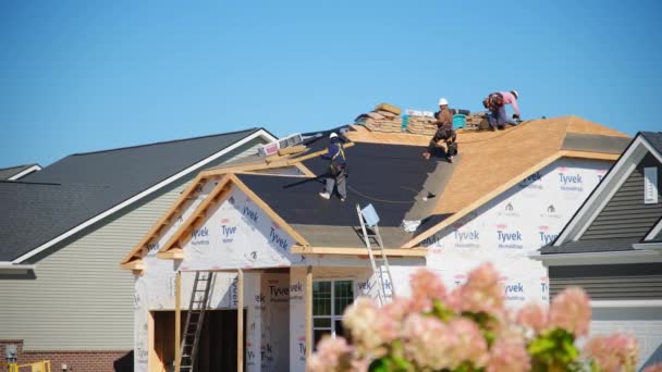 Roofers Installing New Roof Building Chicago Usa Sep 2023 High — Stock Video
