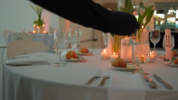 Der Kellner Stellt Das Glas Auf Den Tisch Luxury Restaurant — Stockvideo