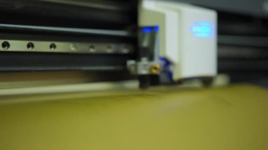 Büyük bir ticari komplocu kırmızı bir kağıt kesiyor. Yüksek kalite 4k görüntü