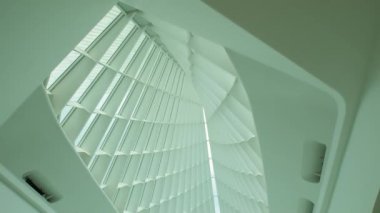 Çağdaş bir salonda güneş gölgeli modern mimari detayı. Kamerayı çek. Yüksek kalite 4k görüntü