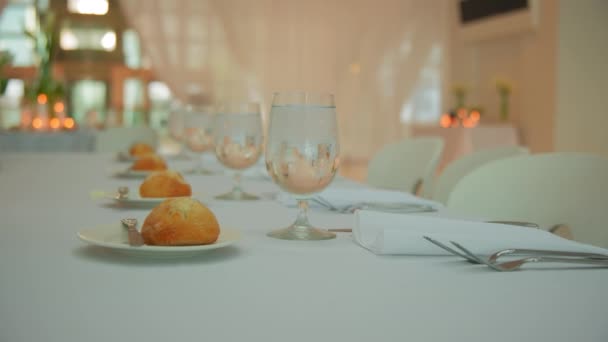 Luxo Restaurante Banquete Mesa Branca Configurar Servido Louça Para Jantar — Vídeo de Stock