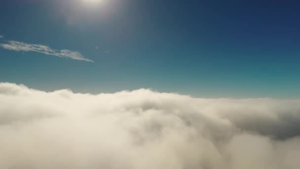 Fehér Bolyhos Felhőkben Repül Széles Látószögű Felvétel Kiváló Minőségű Felvételek — Stock videók