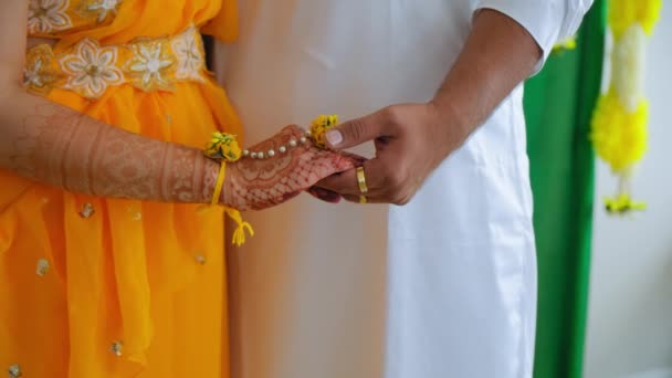 Een Paar Staan Samen Vrouw Gekleed Traditionele Indiase Hindoe Bruiloft — Stockvideo