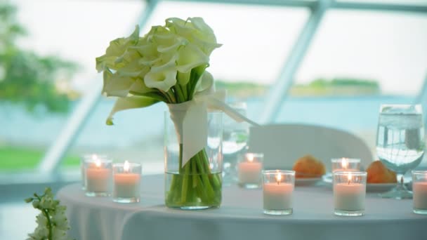 Luxury Restaurant Banketttisch Aufgedeckt Serviert Geschirr Auf Hochzeitsfeier Bewegte Kameraaufnahmen — Stockvideo