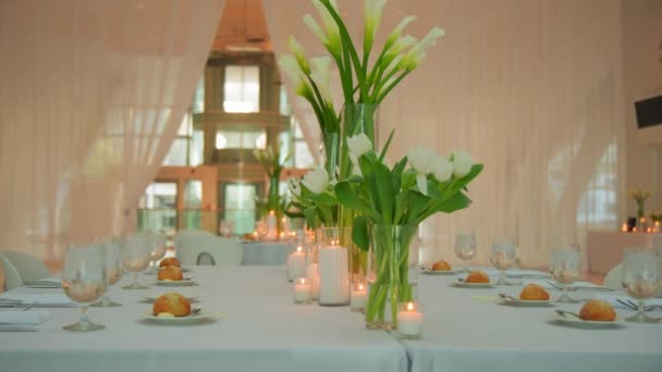 Restaurant Bankett Weiß Gedeckten Tisch Serviert Geschirr Und Besteck Auf — Stockvideo