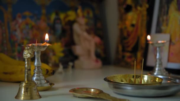 从一个印度传统的宗教仪式与火的观点 靠近点高质量的4K镜头 — 图库视频影像