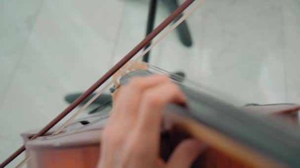 チェロミュージシャンの楽器を演奏する女性の手の近くのビュー 高品質の4K映像 — ストック動画