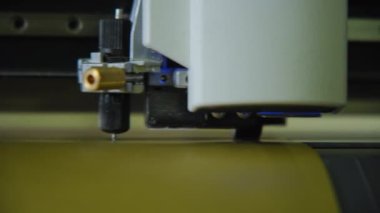 Büyük bir ticari komplocu kırmızı bir kağıt kesiyor. Kapatın. Yüksek kalite 4k görüntü