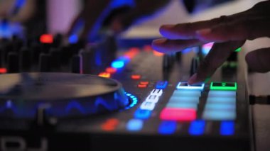 Bir etkinlikte DJ Ses Karıştırıcı, müzik ekipmanları. Yakın çekim. Yüksek kalite 4k görüntü