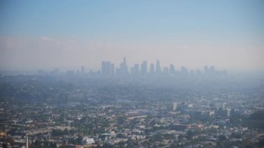 Los Angeles şehir merkezinin panoramik manzarası ve gündüz vakti Kaliforniya 'nın tepeleri. Yüksek kalite 4k görüntü