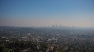 Los Angeles şehir merkezinin geniş panoramik manzarası ve güneşli bir günde Kaliforniya 'nın tepeleri. Yüksek kalite 4k görüntü