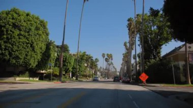 Gündüz vakti Los Angeles 'ta Hollywood Bulvarı' nda araba sürerken geniş bir görüntü. Kaliforniya, 14 Ekim 2023. Yüksek kalite 4k görüntü