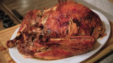 Evde bayram kutlamaları sırasında Şükran Günü hindisini bıçakla kızarttım. Geniş açı. Yüksek kalite 4k görüntü