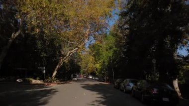 POV, güneşli bir günde Hollywood Hill 'de araba sürerken, imza atmak ve gözlemevine gitmek için geniş bir açı yakaladı. Kaliforniya, ABD. Yüksek kalite 4k görüntü