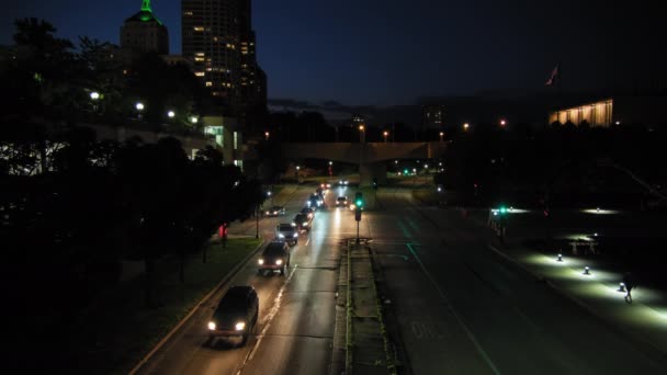 Szeroki Ujęcie Śródmieście Milwaukee Miasta Usa Samochód Porusza Się Drodze — Wideo stockowe