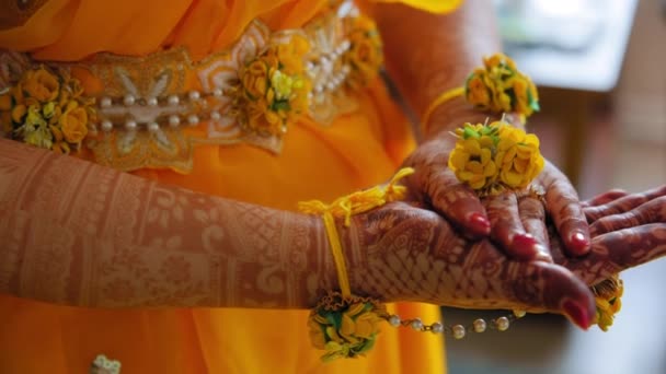 Элементы Женщины Одетой Традиционную Индийскую Индуистскую Свадьбу Подвинь Камеру Высококачественные — стоковое видео