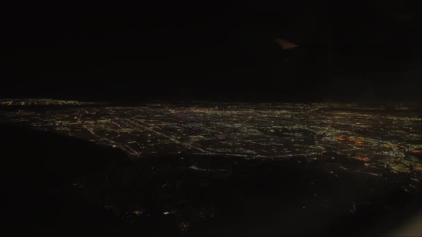 シカゴ オハレ空港に着陸する飛行機のポートホールからの眺め ナイトタイム 高品質の4K映像 — ストック動画