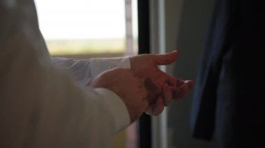 Adamın kolunda altın bir saat var. Kapatın. Yüksek kalite 4k görüntü