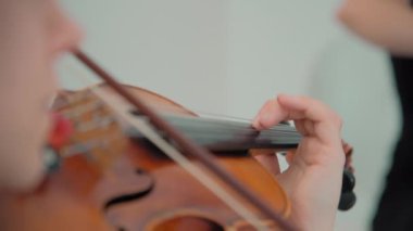 Keman çalan kadın eli enstrümanlarını yakından izleyin. Yüksek kalite 4k görüntü